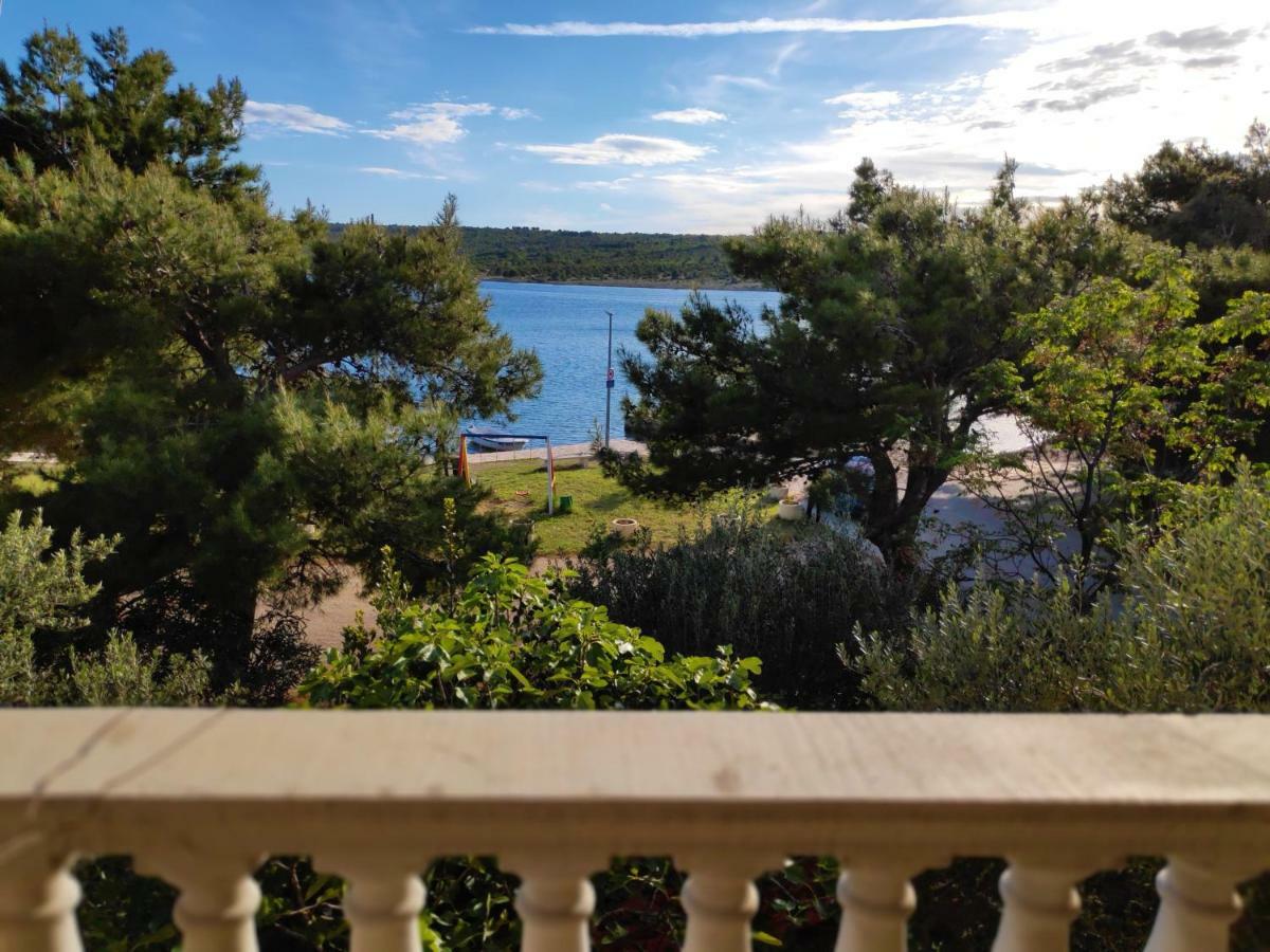 Villa Punta Blava: Beachfront Family Retreat with Sea Views Obrovac Exterior photo