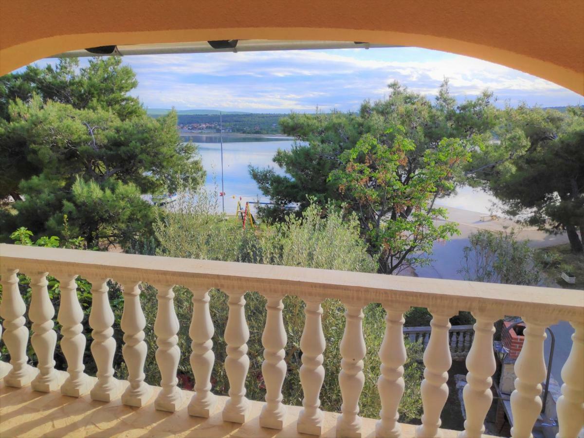 Villa Punta Blava: Beachfront Family Retreat with Sea Views Obrovac Exterior photo