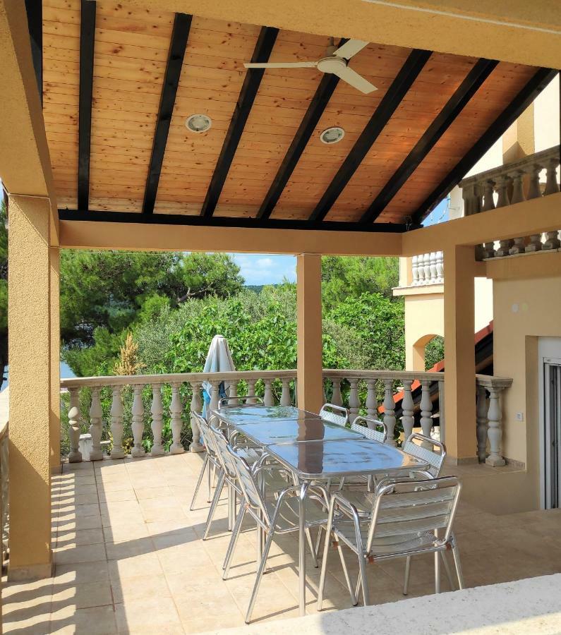 Villa Punta Blava: Beachfront Family Retreat with Sea Views Obrovac Exterior photo
