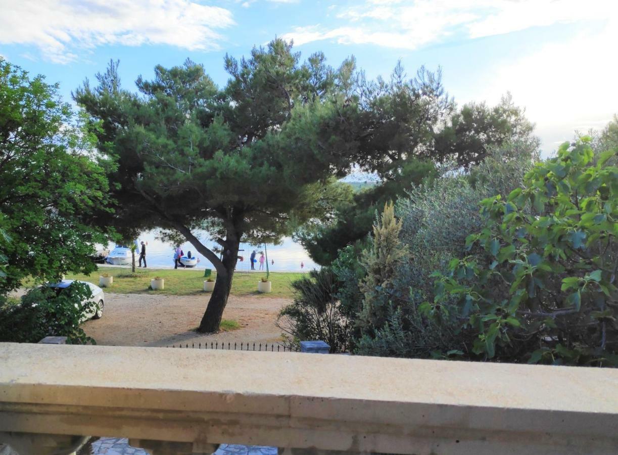 Villa Punta Blava: Beachfront Family Retreat with Sea Views Obrovac Exterior photo