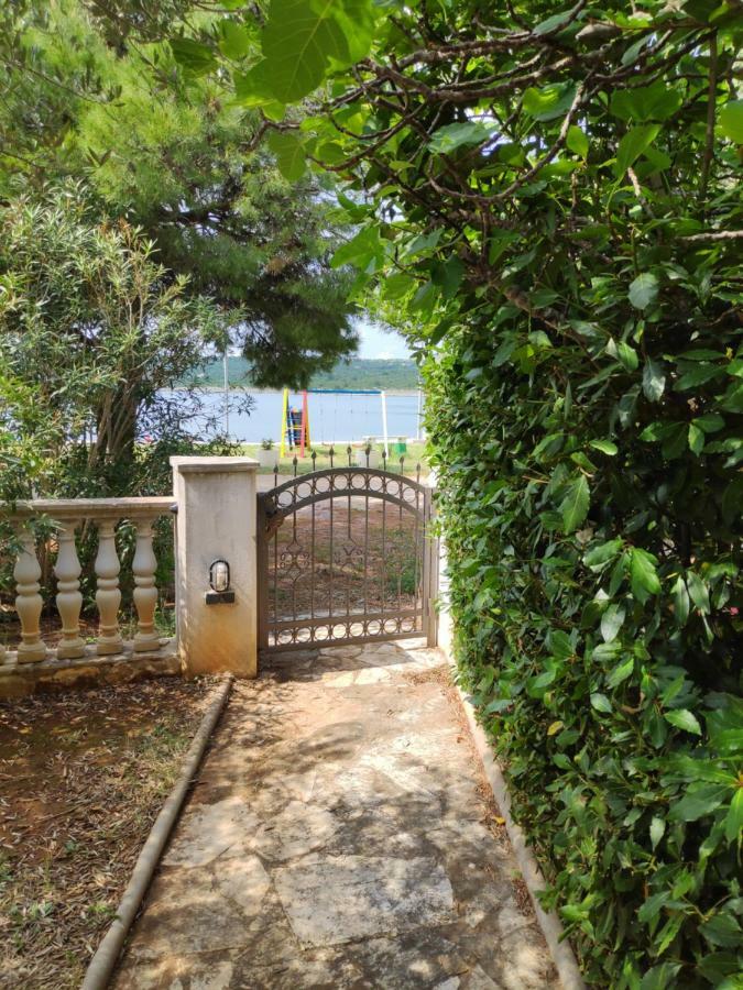 Villa Punta Blava: Beachfront Family Retreat with Sea Views Obrovac Exterior photo