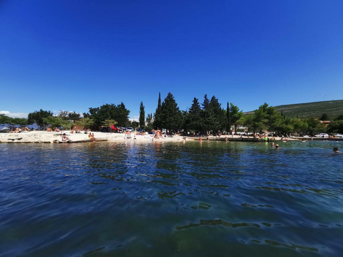Villa Punta Blava: Beachfront Family Retreat with Sea Views Obrovac Exterior photo